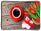 Kwiaty, Tulipany, Czerwone, Prezent, Kawa, Filiżanka, Talerzyk, Kokarda, Koszyk, Deski, Kartka
