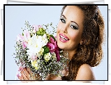Kobieta, Makijaż, Uśmiech, Szatynka, Kwiaty, Bukiet