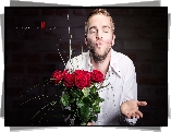 Mężczyzna, Bukiet, Róże, Buziak, Dzień kobiet