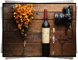 Kompozycja, Bukiet, Sztuczne, Kwiaty, Wino, Butelka, Kieliszek, Korkociąg, Aparat fotograficzny, Deski